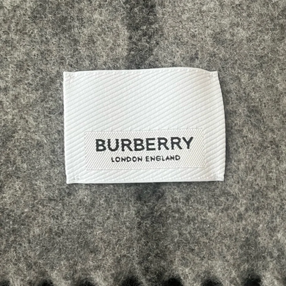 Burberry Check Wool Scarf  in Gray/Black Plaid Unisex - Picture 9 of 9